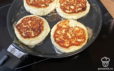 Жарьте на среднем огне и переверните по мере готовности. 