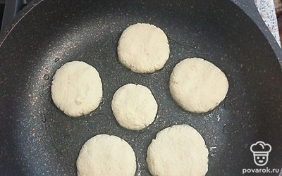 Сформируйте сырники, выложите на раскаленную сковороду, политую растительным маслом.