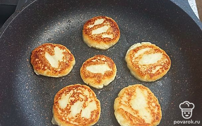 Жарьте с обеих сторон до золотистой корочки.