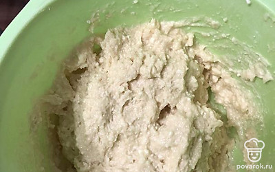 В творог добавьте яйца и хорошо перемешайте. Всыпьте сахар, муку, соль, разрыхлитель и смешайте до однородной консистенции.