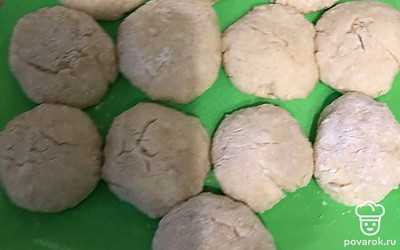 Сформируйте сырники и обваляйте в муке.