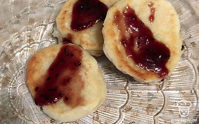 Подавайте с любимым джемом.