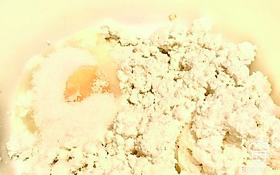 Смешайте творог, яйца и сахар. 