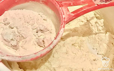 Просейте и добавьте муку.