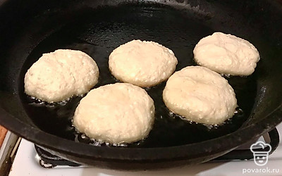 Мокрыми руками скатайте шарики и обжарьте их на растительном масле.