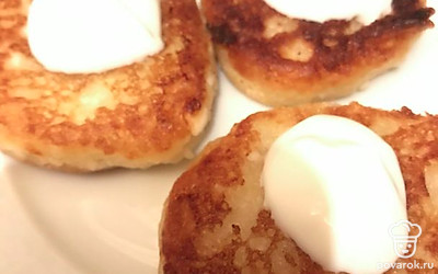 Подайте со сметаной или посыпьте сахарной пудрой.