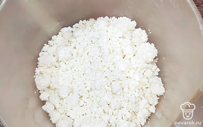 Выложить творог в тару.