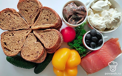 Срежьте корку у хлеба с той стороны, которая будет в центре торта, так коржи будут тоньше, аккуратнее и пропитаются лучше. Откройте банку с рыбой и слейте из нее лишнюю жидкость.