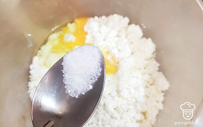Добавить соль и ванильный сахар.