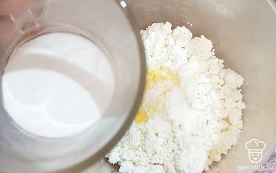 Добавить муку, перемешать лопаткой, а затем с помощью блендера. Смесь должна быть однородной.