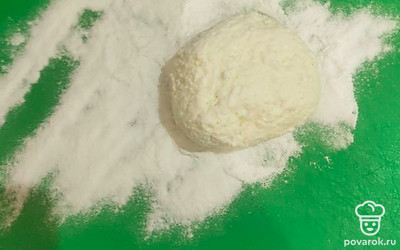 Сформировать из смеси сырники, обвалять в муке. 