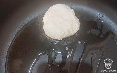 Разогреть сковороду и обжарить с двух сторон сырники до золотистой корочки на умеренном огне. После обжарки накрыть крышкой и подержать еще пару минут на очень медленном огне.