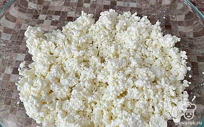 Высыпьте всю пачку творога в миску, разомните вилкой.