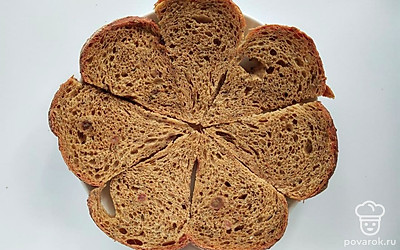 Выложите на плоскую тарелку подготовленный хлеб в форме круга. Разомните консервированного тунца вилкой и смешайте с четвертью творожного сыра до однородной консистенции. Промажьте первый корж получившейся массой.