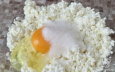 Добавьте 4 столовые ложки сахара, тщательно перемешайте до однородной консистенции (можно использовать погружной блендер).