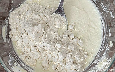 К получившейся смеси добавьте 4 столовые ложки пшеничной муки, тщательно перемешайте.