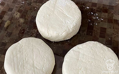 Из теста сформируйте с помощью ножа приплюснутые кружки, попутно добавляя муку для придания формы каждому сырнику. Из смеси у нас получилось 5 сырников.