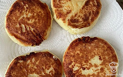 Обжаривайте на среднем огне 2 минуты с каждой стороны, также необходимо дать постоять сырникам под крышкой 2 минуты до готовности без огня.