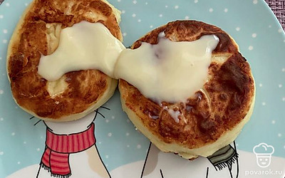 Подавайте сырники горячими с порцией сметаны или сгущённого молока.