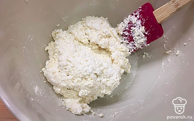 Все ингредиенты смешайте в чаше до однородной консистенции. У меня творог не очень зернистый, ближе к пастообразному. Если у вас зернистный- пропустите его через сито.