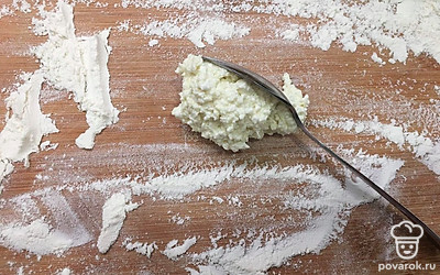 Наберите творог в объеме одной столовой ложки с горкой.