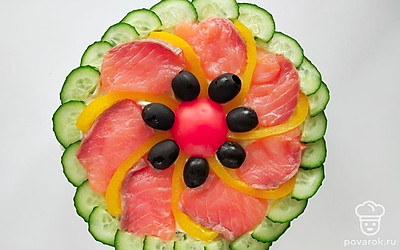 Выложите третий слой, смажьте его оставшимся сыром, украсьте красивыми кусочками семги. Нарежьте огурец полукольцами, сладкий перец соломкой, а с томата срежьте верхушку и декорируйте овощами верх торта. Последний штрих - это маслины, слейте с них воду и выложите сверху. Дайте праздничному бутерброду пропитаться в холодильнике около часа.