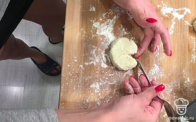 При помощи ложки сделайте сверху "разрез" и раздвиньте верхушку, чтобы у нас получился верх сердечка.