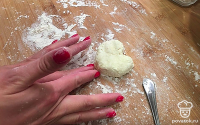 Нижней части придайте заострение руками.