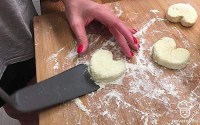 Переложите на предварительно разогретую сковороду и обжаривайте все на большом огне в течение 1 мин с каждой стороны.