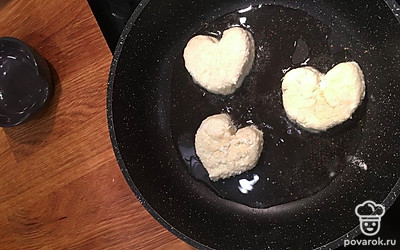 Уменьшите огонь до 6-7 и жарим сырники с каждой стороны еще по 3-4 минуты. Сырники готовы!