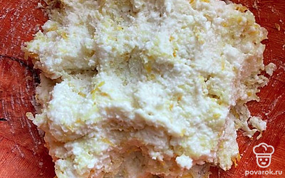 Все ингредиенты смешайте в творожное тесто