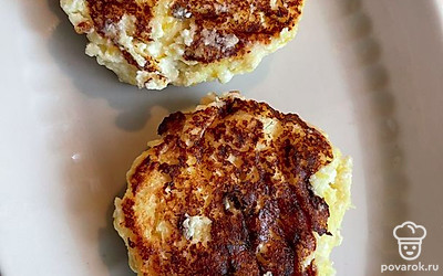 Обжарьте сырники на сковороде с двух сторон до готовности