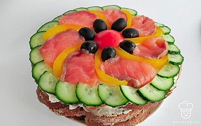 Для подачи разрежьте блюдо как торт на треугольники, выложите на небольшие тарелки и украсьте свежей зеленью для дополнительного аромата.