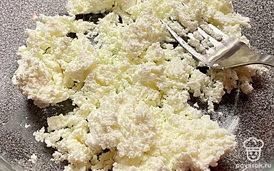 Творог хорошо разомните вилкой.