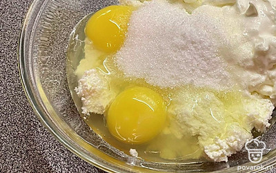 Добавьте яйца, сахар, щепотку соли, размягчённое сливочное масло. Всё хорошо перемешайте.