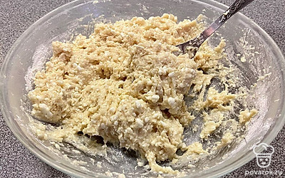 Добавьте кунжут, манную крупу и муку и хорошенько всё перемешайте. Дайте получившейся массе постоять 10-15 минут.