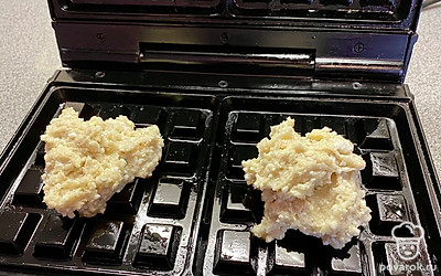 Разогрейте электровафельницу. Выложите 1 столовую ложку массы на каждую панель, закройте вафельницу и выпекайте до светло-золотистого цвета. Примерное время — 3-5 минут в зависимости от вашей вафельницы.