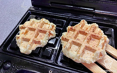 Готовые сырники аккуратно снимите с панели вафельницы лопаткой.