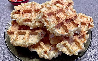 Дайте сырникам немного остыть. 