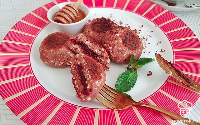 Шоколадные сырники с кусочком шоколада внутри — Рецепт с фото