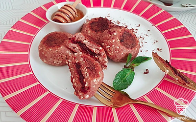 Разогреваем антипригарную сковороду и выкладываем получившиеся сырники. Жарим на медленном огне по 5 минут с каждой стороны.