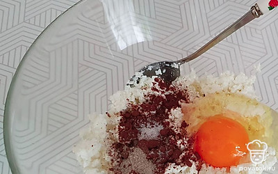 Смешиваем творог, яйцо, подсластитель и какао, перемешиваем. 