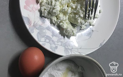 Подготовить творог (он должен быть не холодным), смесь манки, рисовой муки и сахара, 1 яйцо. 