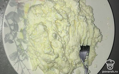 Все смешать, размять вилкой и дать постоять 15 минут.