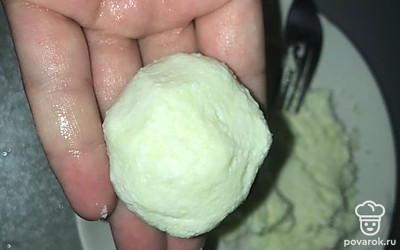 С помощью ложки скатать мокрыми руками шарики .