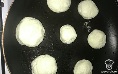 Жарить на одной стороне сырники 3 минуты на среднем огне. 