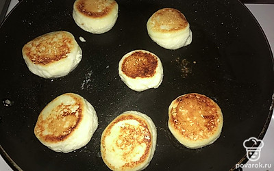 Перевернуть и жарить на другой стороне ещё 3 минуты. Накрыть крышкой и на самом маленьком огне жарить пару минут.