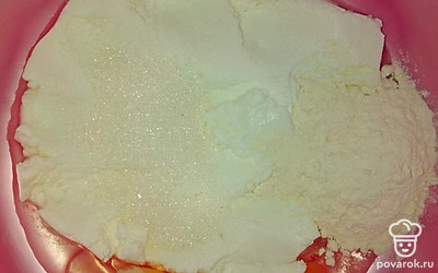 Возьмите творог, сахар, яйцо и муку и тщательно перемешайте в миске. Масса для сырников не должна быть слишком сухой или влажной. Она должна собираться в ком и держать форму. При необходимости добавьте ещё муки. 