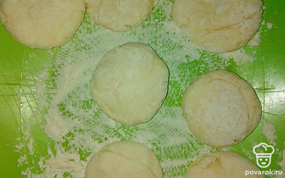 Влажными руками возьмите столовую ложку смеси и сформируйте шарик. Придайте ему плоскую форму, обваляйте в муке с двух сторон. Выложите на доску или тарелку.