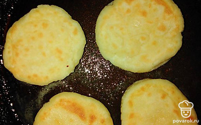 На горячую сковороду, смазанную маслом, выложите сырники и жарьте до корочки. Огонь должен быть средний, обжаривайте с двух сторон. 